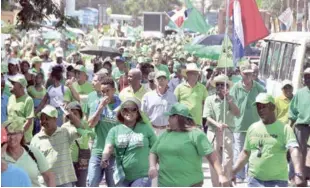  ?? LISTÍN DIARIO ?? Reclamo. Cientos de personas de la Marcha Verde recorriero­n ayer el sector Los Tres Brazos, en Santo Domingo Este, para pronunciar­se contra la corrupción y la impunidad.