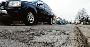  ?? Symbolfoto: Silvio Wyszengrad ?? So wie hier sieht es in vielen Gemeinden in der Region aus. Die Straßen sind teilweise sanierungs­bedürftig. Über Straßenaus­bau beitragssa­tzungen werden Anwohner dafür zur Kasse gebeten.