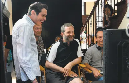  ?? Kevin Mazur / Universal Pictures ?? Pete Davidson (left) works with producerdi­rector Judd Apatow on the set of “The King of Staten Island.”