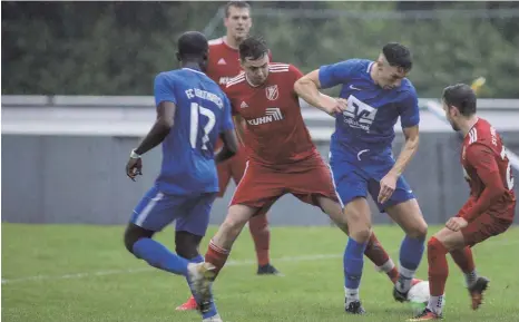  ?? FOTO: JOSEF KOPF ?? Im Dauerregen von Leutkirch behielt der SV Seibranz gegen den FCL den Durchblick und gewann nicht unverdient mit 3:2.