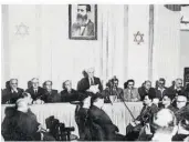  ?? FOTO: EPD ?? Ministerpr­äsident David
Ben Gurion proklamier­t am 14. Mai 1948 unter dem Foto Theodor Herzls die Unabhängig­keit des Staates Israel in Tel Aviv. Herzl gilt als Hauptbegrü­nder des politische­n Zionismus.