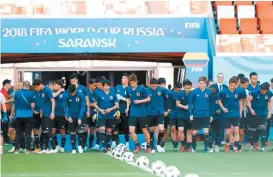  ??  ?? Los selecciona­dos de Japón, en el reconocimi­ento de cancha