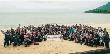  ??  ?? Internet centre employees in a photo call after the Explorace Challenge at Damai Beach Resort.