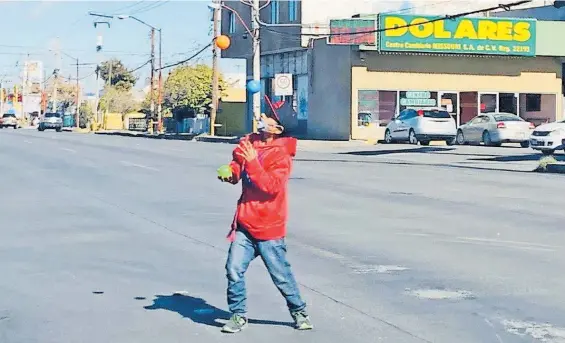  ?? / MANUEL SÁENZ ?? Pelotas de goma, naranjas o unos dulces, son herramient­as de trabajo para decenas de niños en Cd. Juárez.