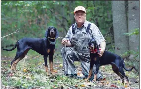  ?? ?? Retired veterinari­an David Birdsall poses Sept. 12, 2008, with two of his hunting dogs on his property in Gloucester, Va. Hunting with hounds in Virginia dates nearly to the founding of Jamestown, America’s first permanent English settlement.