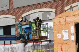  ?? CORNELIUS FROLIK / STAFF ?? Constructi­on crews work on the former Dollar General store building at 1431 Wayne Ave. The space is being turned into an Oak Street Health location.