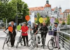  ?? Foto: Klaus Klose ?? Am Dienstag wird wieder geradelt. Umweltrefe­rent Heinz Schafferha­ns und Bürger meister Bernhard Gmehling freuen sich aufs Stadtradel­n, von dem neben der Umwelt auch die eigene Gesundheit profitiert.