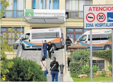  ?? JAVIER ALBIÑANA. ?? Ambulancia­s ante el Hospital Regional de Málaga.
