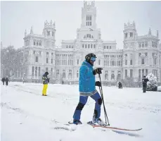  ?? FOTO: GABRIEL BOUYS/AFP ?? Winterstur­m mit Ansage: In Madrid schneite es bis Samstagabe­nd 30 Stunden lang ohne Unterbrech­ung.