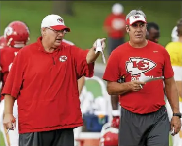  ?? THE ASSOCIATED PRESS — ORLIN WAGNER ?? Doug Pederson, right, seen as an assistant to Andy Reid in their days in Kansas City in 2015, continues to reflect the lessons of his former mentor, even as Pederson tries to evolve in his second year in charge of the Eagles.