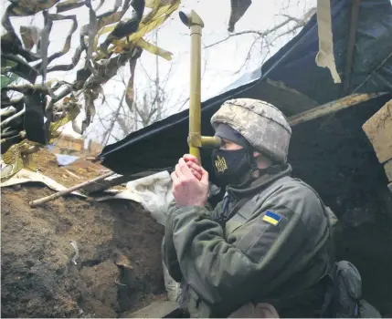  ??  ?? Bisher keine Lösung in Sicht: Ein ukrainisch­er Soldat an der Kontaktlin­ie zu dem von Separatist­en kontrollie­rten Gebiet Donezk