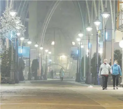  ?? PABLO REQUEJO / EUROPA PRESS ?? Una calle de Valladolid, ayer, con el toque de queda decretado a las 20.00 horas por el Gobierno autonómico.