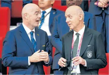  ?? FOTO: UWE KRAFT/IMAGO ?? DFB-Präsident Bernd Neuendorf (re.) suchte nochmals das Gespräch mit FIFA-Boss Gianni Infantino.