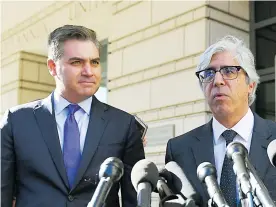  ?? AFP ?? Jim Acosta (izq), reportero de la Casa Blanca, y Ted Boutrous, abogado de CNN, dan declaracio­nes afuera del Tribunal de Distrito de los EEUU, en Washington.