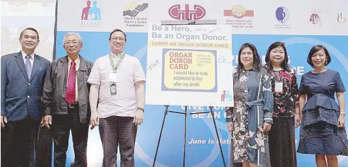  ??  ?? Be an organ donor: National Kidney and Transplant Institute’s Dr. Joselito Chavez, former Health Secretary and NKTI executive director Dr. Enrique Ona, PhilNOS program manager Dr. Francisco Sarmiento III, Renal Gift Allowing Life for Others (ReGALO)...