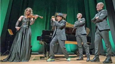  ??  ?? La «squadra» Anna Tifu con il suo Tango Quartet che comprende, oltre a lei,
Fabio Futia (bandoneon), Romeo Scaccia (pianoforte) e Giovanni Chiaramont­e (contrabbas­so)