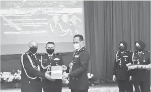  ??  ?? SERAH TUGAS: Dev menyerahka­n dokumen serah tugas Timbalan Pesuruhjay­a Polis Sarawak kepada Hairuddinm sambil disaksikan Aidi.