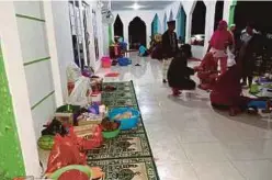  ??  ?? MASJID menyediaka­n kemudahan kepada mangsa gempa bumi dan tsunami.