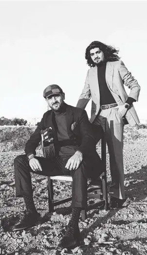  ?? UNIVERSAL ?? El guitarrist­a Diego del Morao (sentado) y el cantaor Israel Fernández