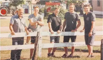  ??  ?? Jean, Maxime, Alain, Gabriel et Éric sont tous unis par la passion de l’agricultur­e, qui se transmet dans la famille d’une génération à l’autre.