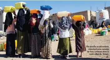  ??  ?? Des femmes et des enfants
attendent pour recevoir de l’eau, à Amran, dans le
nord-ouest du Yémen.