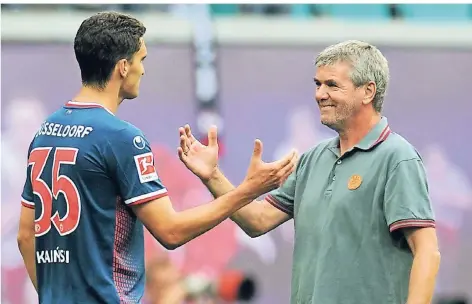  ?? FOTO: FALK JANNING ?? Dürfte für das Spiel gesetzt sein: Marcin Kaminski (li.) – hier mit Trainer Friedhelm nach seinem Debüt beim 1:1 in Leipzig.