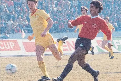  ??  ?? El que no salta... El zurdazo goleador de Percudani en Tokio: 1-0 al Liverpool. Segunda Interconti­nental.