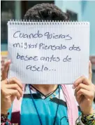  ??  ?? Carlos, de 16 años, ha cruzado a México seis veces en los últimos tres años.