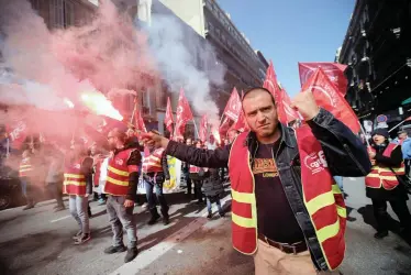  ?? PICTURE: REUTERS/AFRICAN NEWS AGENCY ?? Protesters light flares during a demonstrat­ion against proposed reforms in Marseille, France, yesterday.