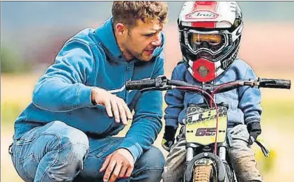  ?? FOTO: INSTAGRAM JONATHAN REA ?? Rea es un piloto que vive por y para las motos y su familia. En la imagen, aparece dando instruccio­nes a uno de sus hijos