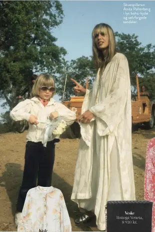  ??  ?? Skuespille­ren Anita Pallenberg i lys boho-kjole og sølvfarged­e sandaler.