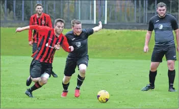  ?? 01_B38footy01 ?? Babbies MacNeil in a tight tussle for the ball.