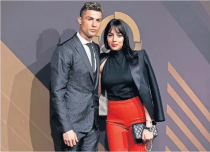  ?? / ARMANDO FRANCA (AP) / INSTAGRAM ?? Cristiano Ronaldo, con Georgina Rodríguez, el pasado lunes. A la derecha, el futbolista con su novia y los cuatro hijos del jugador.