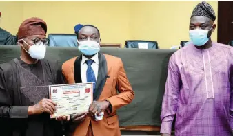  ??  ?? From Left: Governor State of Osun, Mr. Adegboyega Oyetola, Mr Adedeji Ayoade Kolawole and Head of Service, Dr. Olowogboye­ga Oyebade during the Presentati­on of Bond Certificat­es to Retirees on Contributo­ry Pension Scheme at Local Government Service Commisson in Osogbo