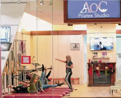  ?? Christian Abraham/Hearst Connecticu­t Media ?? Art of Control owner Simona Cipriani teaches a Pilates class in her new fourth-level studio in Stamford Town Center.