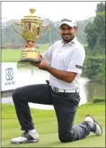 ?? NURIS/JAWA POS ?? leaderboar­d BANGGA: Pegolf India Gaganjet Bhullar berpose dengan piala turnamen golf Indonesia Open di Pondok Indah Golf Course.