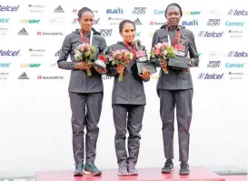  ??  ?? El histórico podio femenil, con la peruana como ganadora