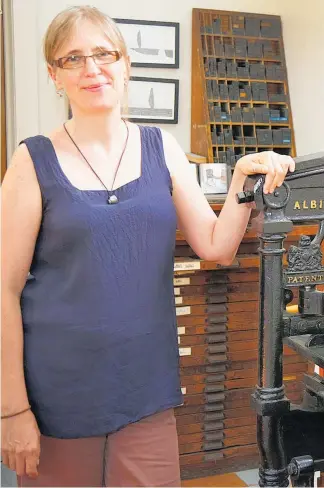  ?? PHOTO / BEVAN CONLEY ?? Whanganui Artists Open Studios founder Catherine Mcdonald in her Campbell St studio with her trusty antique letterpres­s.