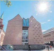  ?? FOTO: DPA ?? Das Stuttgarte­r Architektu­rbüro Lederer Ragnarsdót­tir Oei hat den Neubau des Frankfurte­r Stadtmuseu­ms entworfen. Das Kunstmuseu­m in Ravensburg und die Sparkasse in Ulm kommen aus demselben Büro.