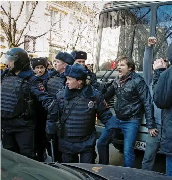  ??  ?? THAT SHUTTLE DIPLOMACY: Navalny supporters block the police vehicle taking him away after he was arrested for leading a massive, nationwide protest on March 26.