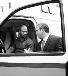  ??  ?? EL gobernador Alejandro García Padilla, entregó ayer ambulancia­s y vehículos de respuesta rápida para varios componente­s del Sistema 9-1-1.