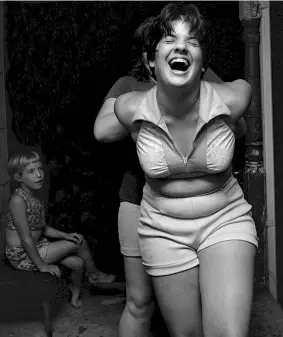  ??  ?? Inclinazio­ni Oslin’s Graduation Party, Martins Creek Pennsylvan­ia, June 1977 © Larry Fink