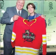  ?? FILE PHOTO ?? Digit Murphy, head coach of China’s national women’s program and the Kunlun Red Star women’s squad, poses with NHL legend and Hockey Hall of Fame member Phil Esposito.