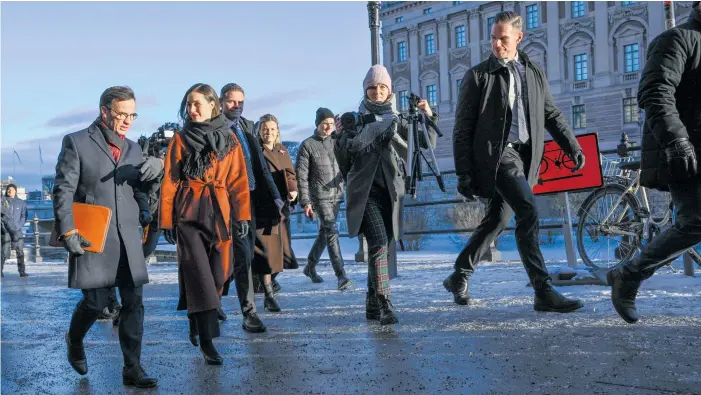  ?? Foto: Anders Wiklund/tt ?? Statsminis­ter Ulf Kristersso­n under en promenad med Finlands statsminis­ter Sanna Marin i Stockholm.