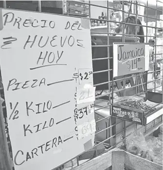  ??  ?? ROBERTO RODRÍGUEZ HERNANDEZ /EL SOL DE LA LAGUNA En algunas tiendas de Coahuila, el paquete de 30 huevos cuesta 69 pesos