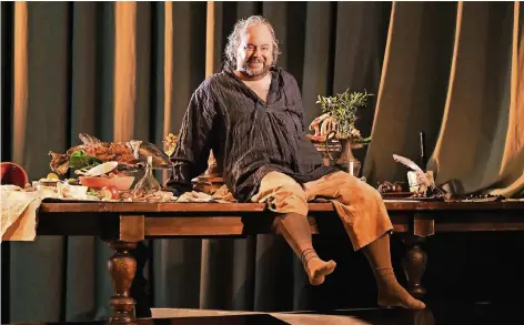  ?? FOTO: ANNEMIE AUGUSTIJNS/VLAAMSE OPERA ?? Craig Colclough als Falstaff in Antwerpen – leider ist die Tafel schon ziemlich abgegrast.