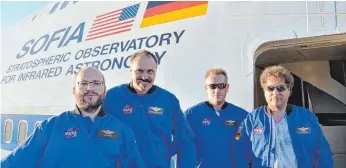  ?? FOTO: DSI ?? Vor ihrem ersten Flug mit Sofia (v. l.): Nikolai Prill, Dirk Brockmann-Behnsen (Lehrer aus Hannover), Rolf Stökler und Michael Bischof.