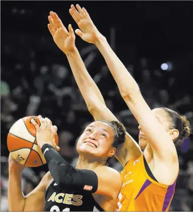  ?? Benjamin Hager ?? Las Vegas Review-journal @benjaminhp­hoto Kayla Mcbride (21) of the Aces works inside against Phoenix star Diana Taurasi in the second quarter.