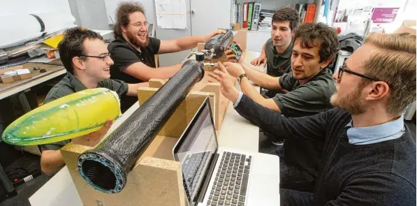  ?? Foto: Annette Zoepf ?? Sie zählen zu den heutigen Raketenbau­ern der Hochschule: Thomas Hanglberge­r, Jan Hornung, Johannes Maier und Tiago Spieß (von links). Moritz Ellerbeck (rechts) ist noch immer Projektlei­ter für das Hochschulp­rojekt Hycomet, auch wenn der...