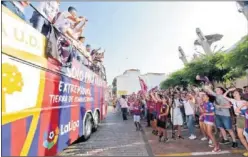  ??  ?? ÉXTASIS. El equipo recorrió las calles en un autobús descapotab­le.